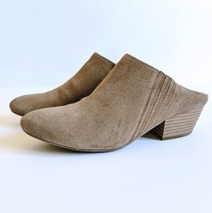 BCBGENERATION TAN CLOSED TOE HEELED MULES